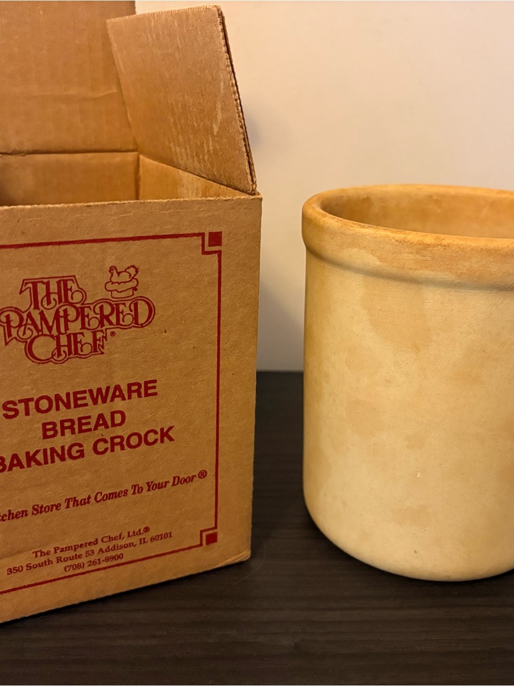 The Pampered Chef Tan Stoneware Bread Crock with Box